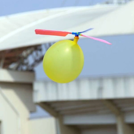Balon ze śmigłami fruwa i piszczy - helikopter - zabawka latająca dla dzieci.